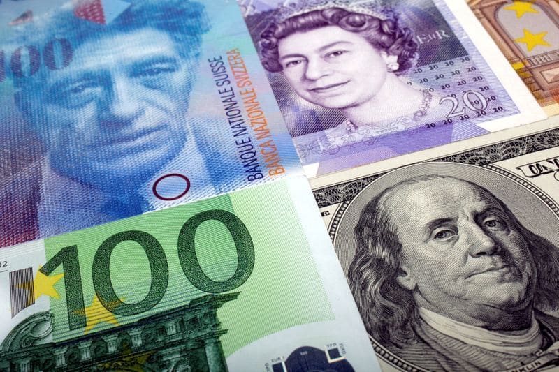 Евро обновил минимум 16 мес с объявлением локдауна в Австрии, доллар в плюсе От Reuters
