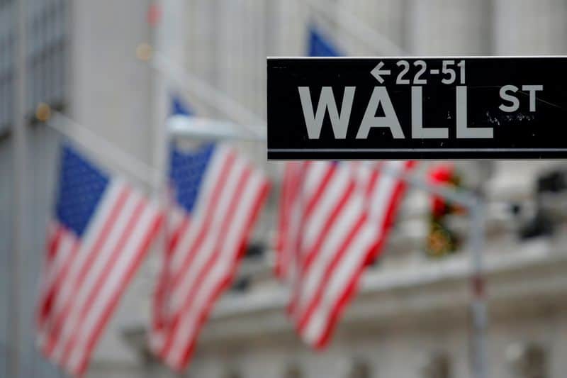 Индекс Dow снизился более чем на 2% из-за страхов о новом штамме От Reuters