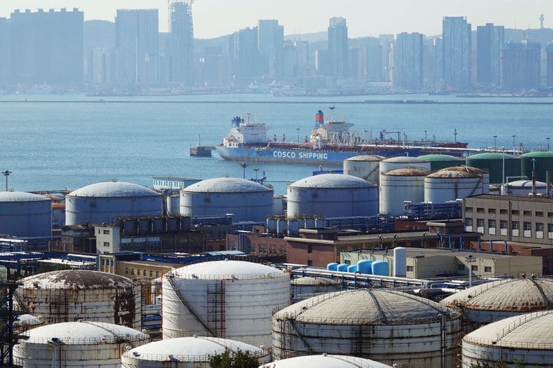 Нефть резко падает из-за опасений о профиците в 1 кв, новом штамме коронавируса От Reuters