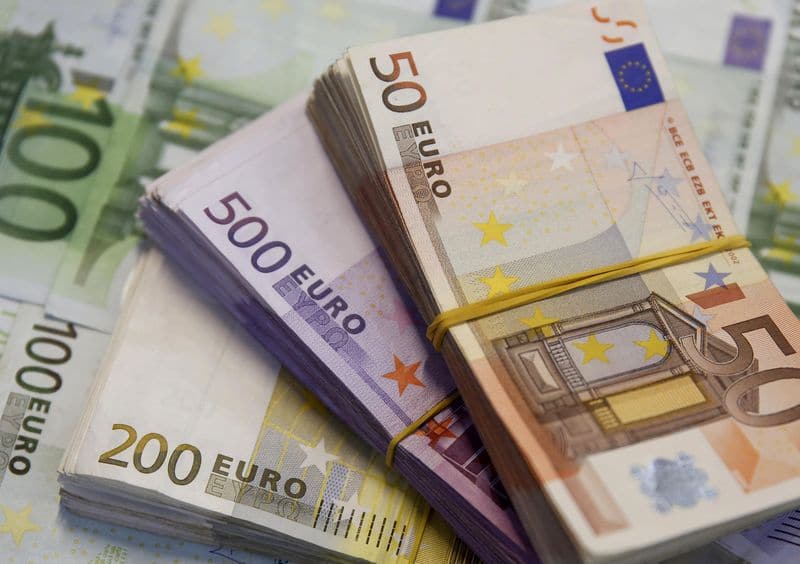 Средний курс евро со сроком расчетов "завтра" по итогам торгов составил 82,5018 руб. От IFX