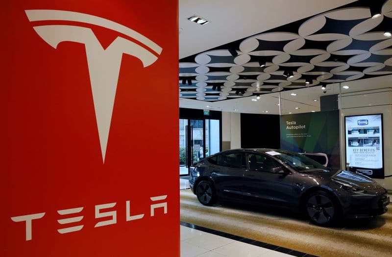 Уолл-стрит получила поддержку техсектора, Tesla усилила снижение От Reuters