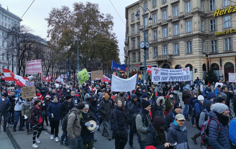 Десятки тысяч жителей Вены вышли на протест против обязательной вакцинации