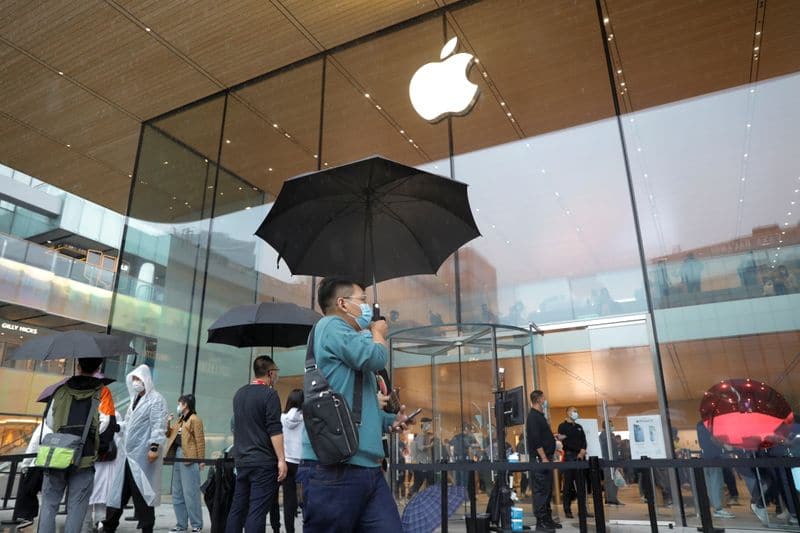 Глава Apple заключил сделку на $275 млрд с китайскими чиновниками -- The Information От Reuters