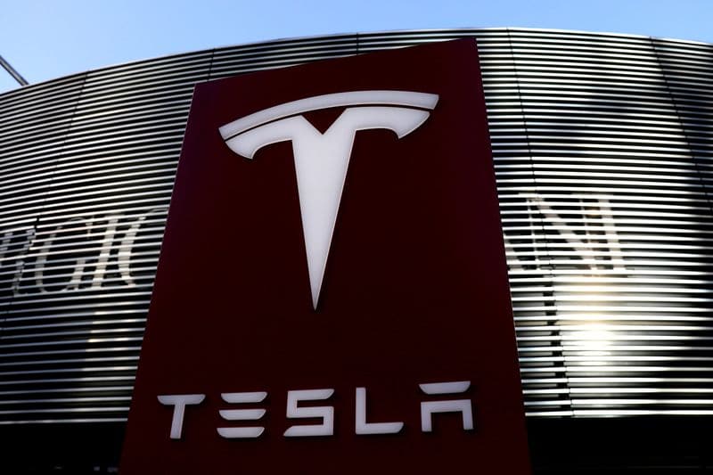 Регулятор США проводит расследование в отношении Tesla из-за сообщения о дефектах солнечных панелей От Reuters