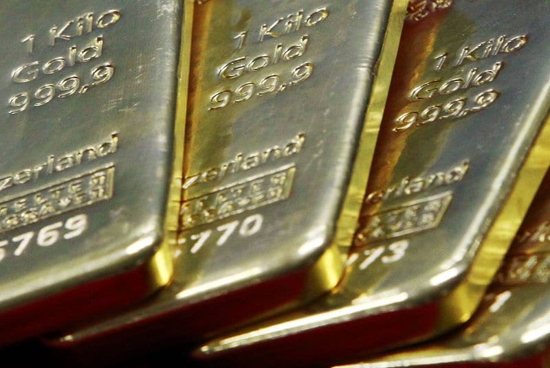РФ увеличила выпуск золота в янв-окт 21г на 1,0%, серебра - сократила на 1,6% От Reuters