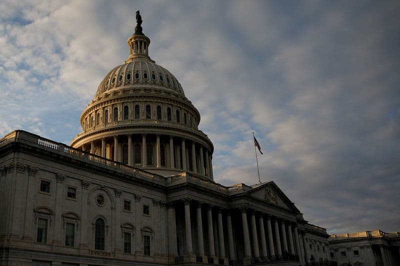 Сенат США принял законопроект, упрощающий повышение лимита госдолга От Reuters
