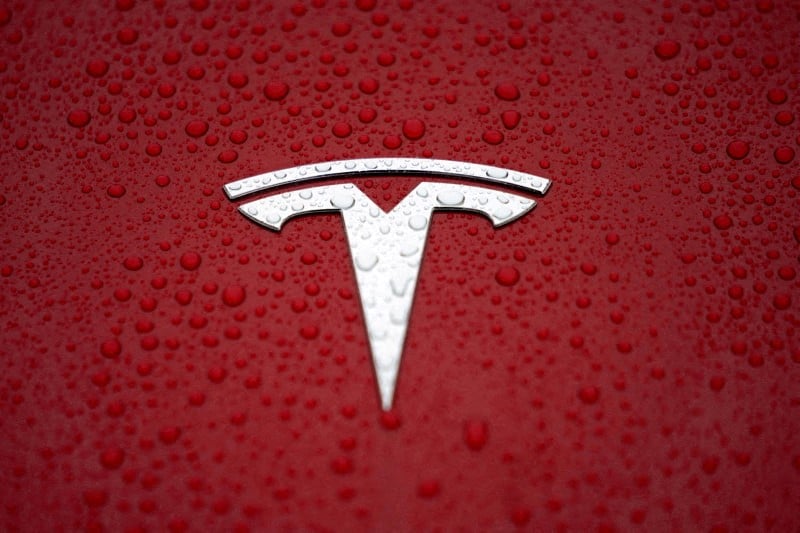 Tesla отзывает почти полмиллиона автомобилей из-за проблем с безопасностью От Reuters