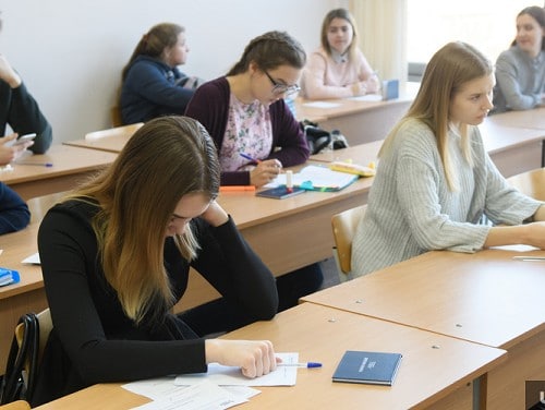 Треть семей в РФ готовы отказать детям в учебе в вузе из-за цен