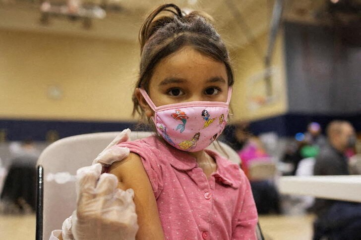 Вакцина Pfizer вызывает у детей 5-11 лет лишь мягкие побочные симптомы -- регулятор США От Reuters