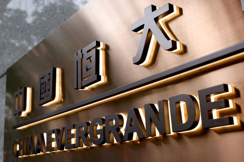 Акции Evergrande отметились ростом при возобновлении торгов, несмотря на снос 39 зданий на Хайнане От Reuters