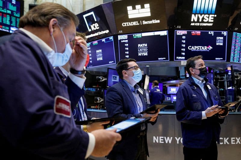 Dow в плюсе после данных о ценах производителей, Nasdaq, S&P 500 снижаются От Reuters