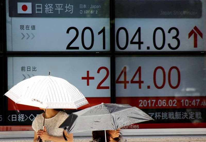 Индекс Nikkei снизился на фоне волны омикрона, распродажи акций ритейлеров От Reuters