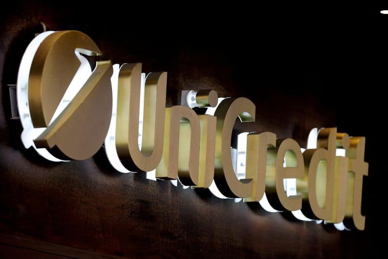 Итальянский UniCredit интересуется покупкой российского банка Открытие -- источник От Reuters