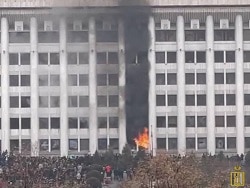 Манифестанты взяли штурмом резиденцию президента в Алма-Ате