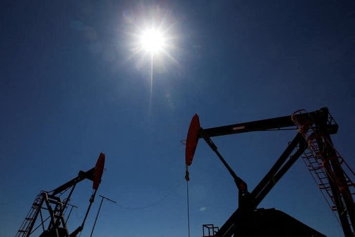 Нефть дорожает на фоне геополитических рисков, дефицита предложения От Reuters