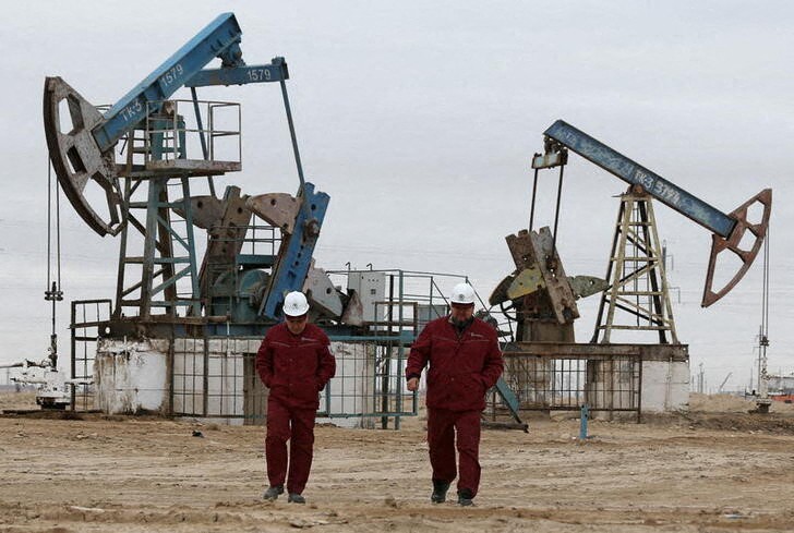 Нефть растет на фоне волнений в Казахстане, перебоев с поставками в Ливии От Reuters