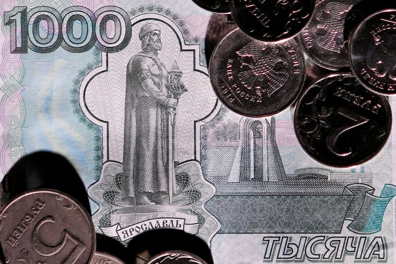 Российский рубль и акции снижаются в ходе тихих праздничных торгов От Reuters