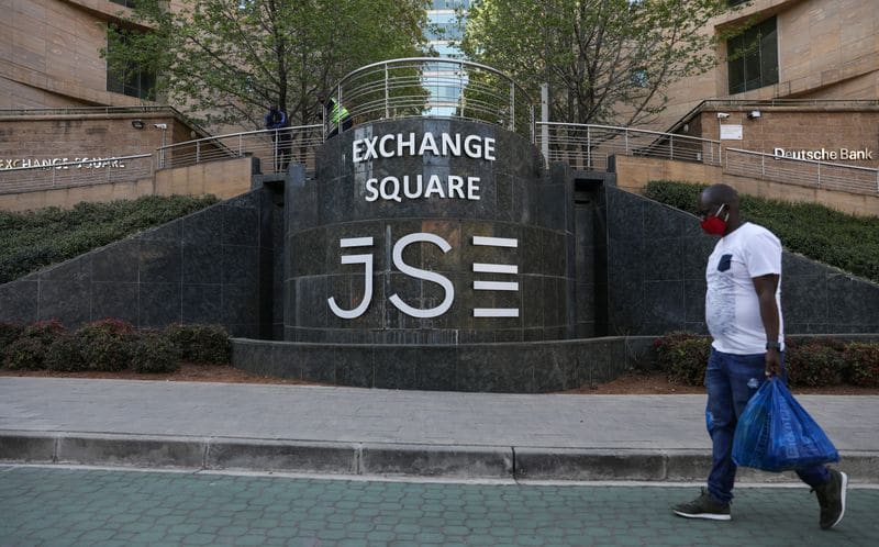 Валюты в плюсе, рост акций ограничен из-за тревог об омикроне От Reuters
