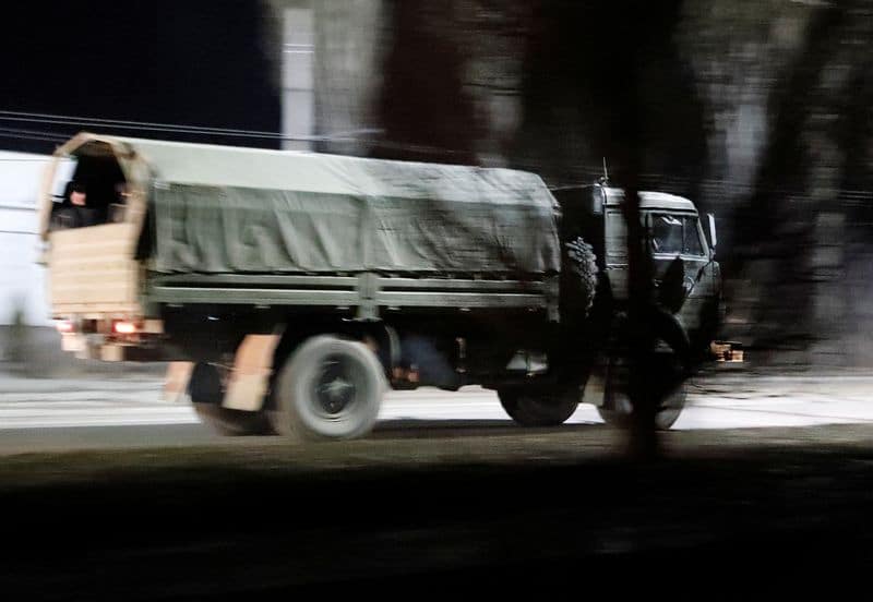 Две колонны военной техники движутся к Донецку со стороны границы РФ -- очевидец Рейтер От Reuters