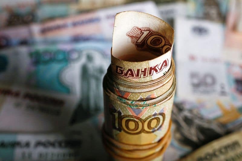 Рубль обновил рекордный минимум в системе EBS, евро падает после начала военной операции РФ в Украине От Reuters