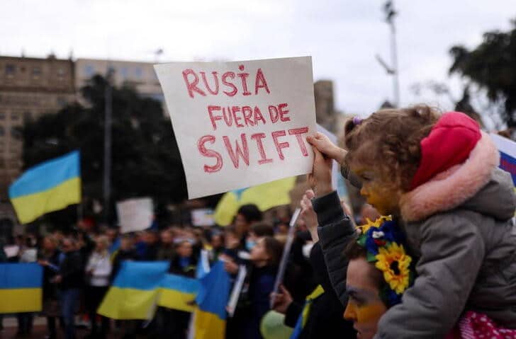 ТОЧКА ЗРЕНИЯ-США, Великобритания, Европа, Канада блокируют доступ России к SWIFT От Reuters