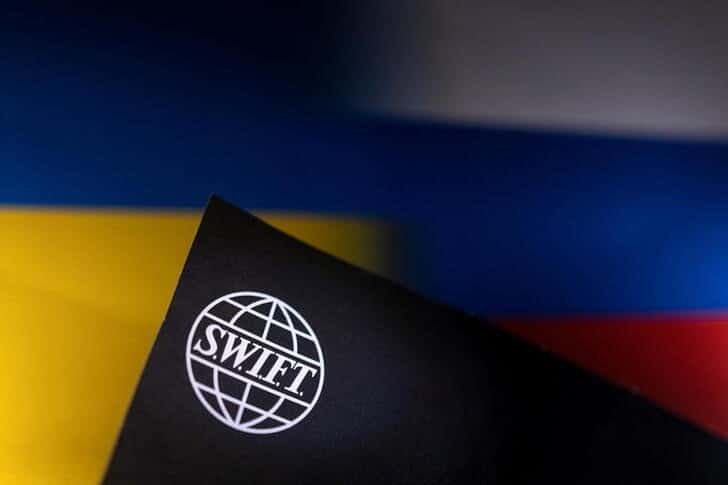 Заявление западных союзников о новых санкциях против России: меры против ЦБР и отключение ряда банков от SWIFT От Reuters