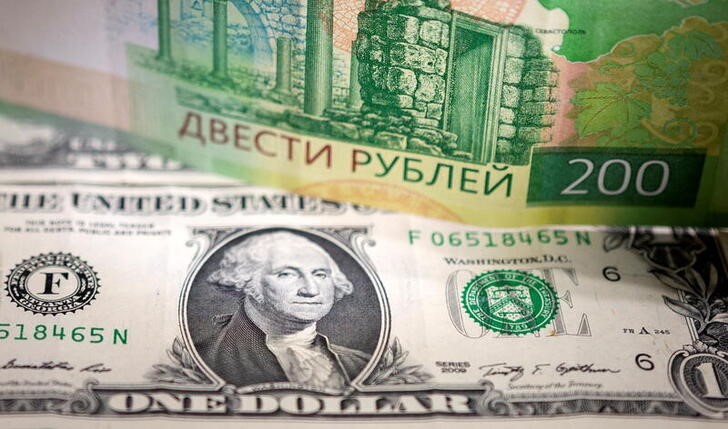 Доллар на Мосбирже был дешевле 90р из-за обязательных продаж, на EBS остается выше 100р От Reuters