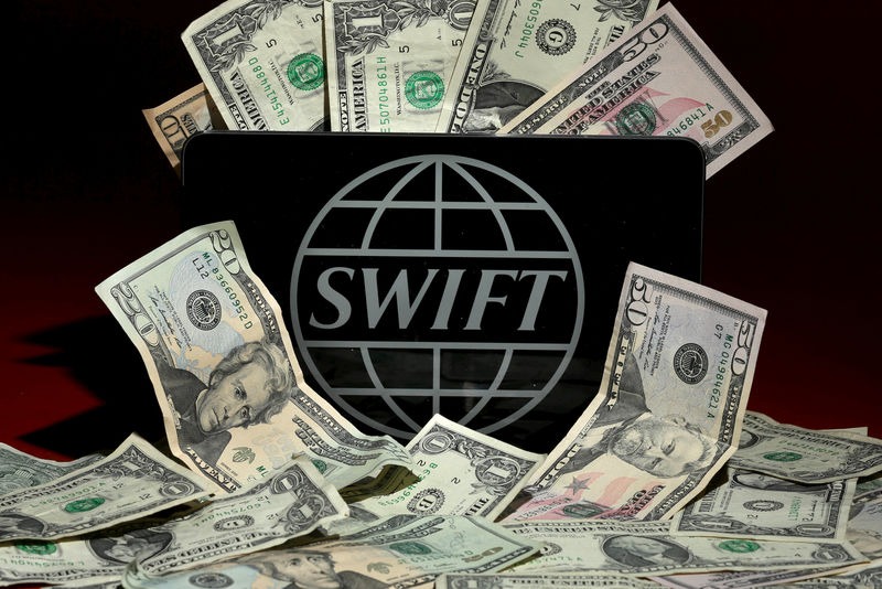 ЕС намерен отключить семь российских банков от Swift От Investing.com