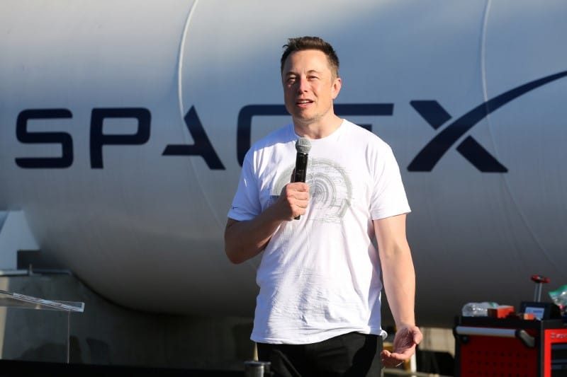 Маск продаст акции SpaceX ради Twitter: новости к утру 17 мая От Investing.com