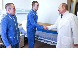 Путин навестил в госпитале раненных в ходе спецоперации военных