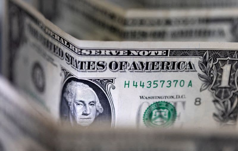 Доллар упал ниже 57 рублей, евро — ниже 60 рублей От Investing.com