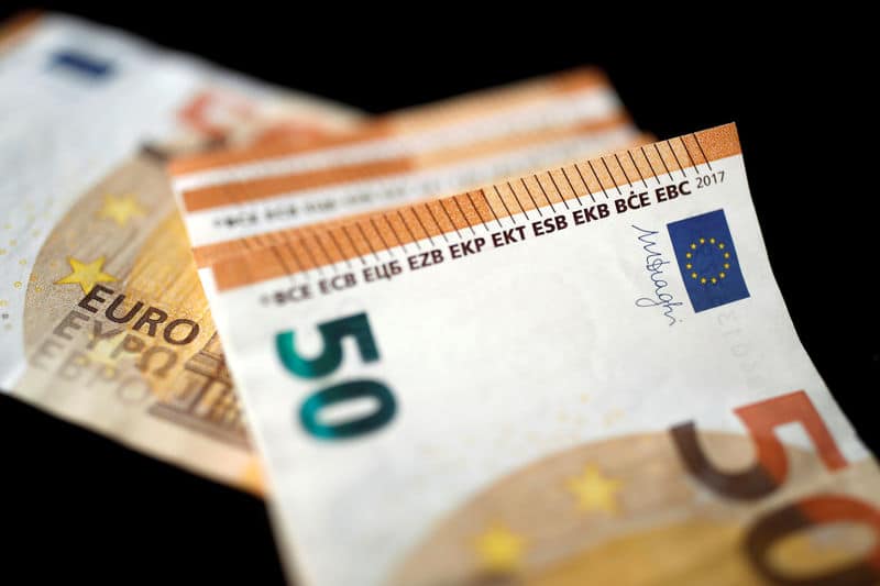 Средний курс евро со сроком расчетов "завтра" по итогам торгов составил 60,8377 руб. От IFX