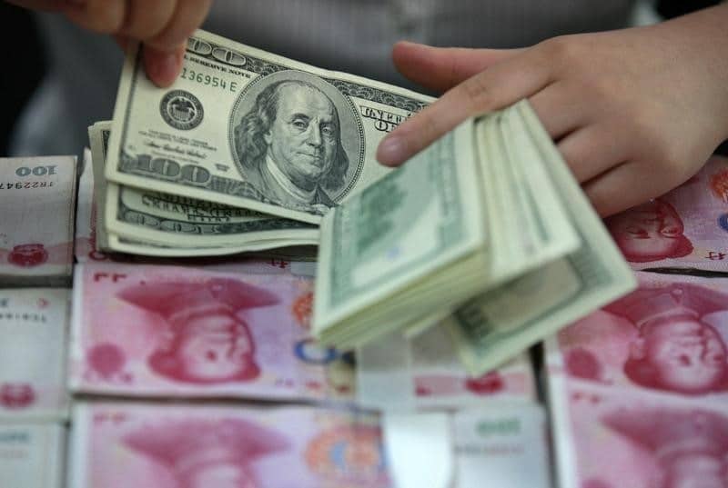 Китайские банки продают доллары для поддержки юаня От Investing.com