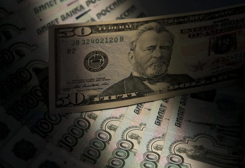 На фоне новостей о ракетных ударах по Украине доллар превысил 63 рубля От Investing.com